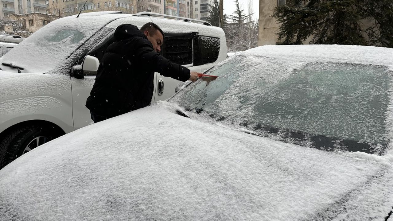 Sivas, Niğde ve Kayseri'de Kar Yağışı Etkisini Sürdürüyor