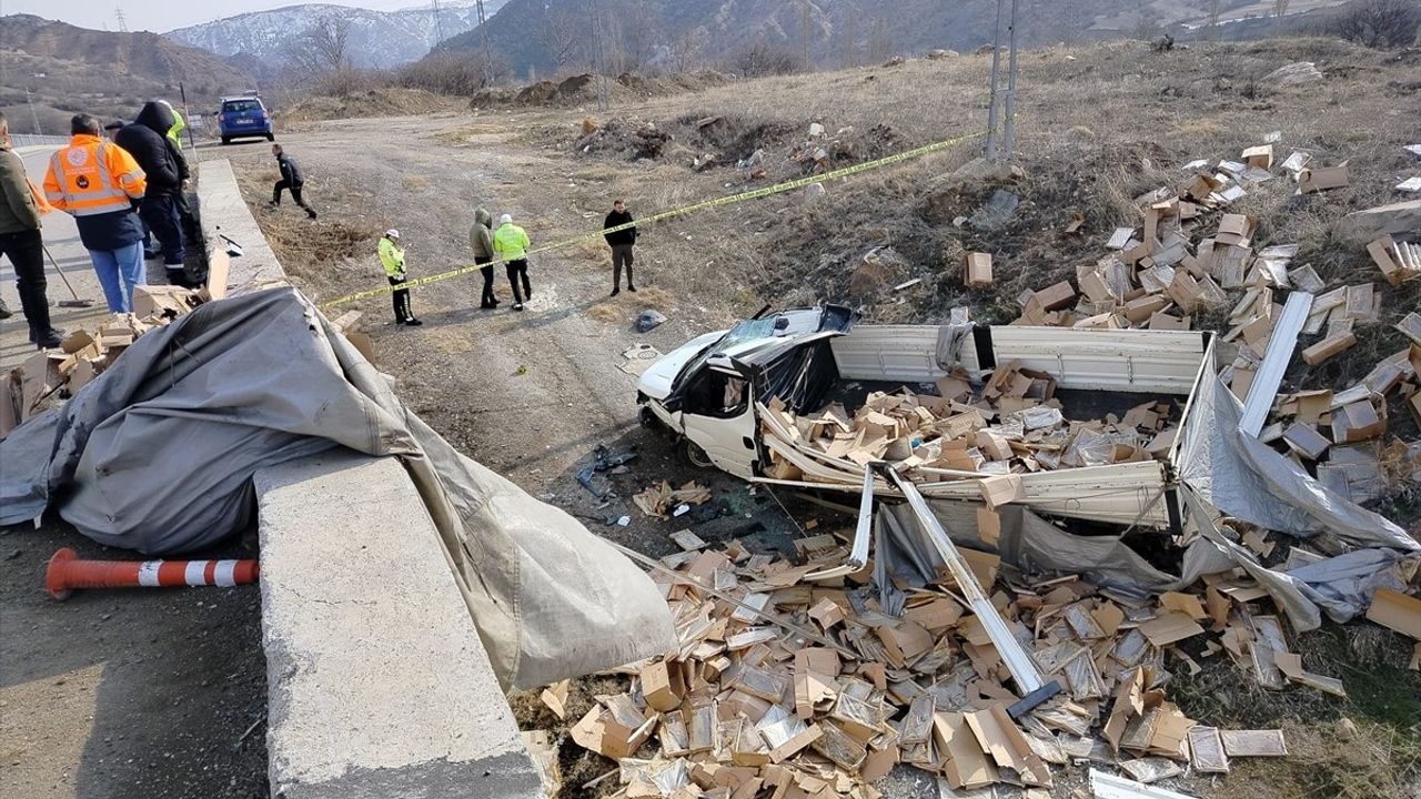 Sivas'ta Bal Yüklü Kamyonet Devrildi, Sürücü Yaralandı
