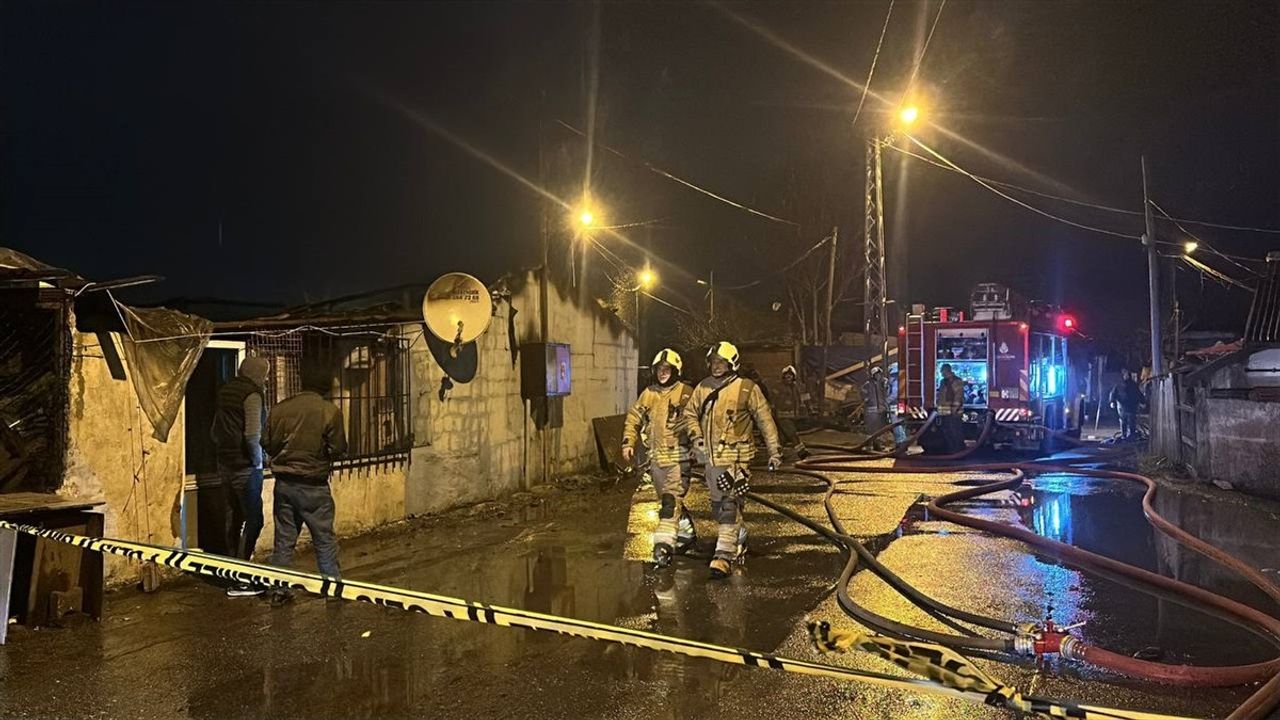 Sultangazi'de Gecekondudan Taşınan Yangın Kontrol Altına Alındı