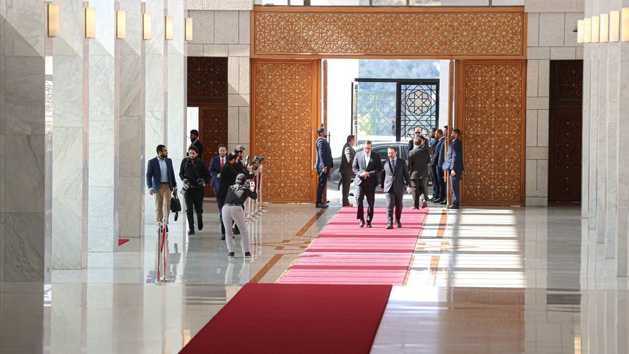 Suriye Cumhurbaşkanı Şara, GKRY Dışişleri Bakanı Kombos ile Bir Araya Geldi