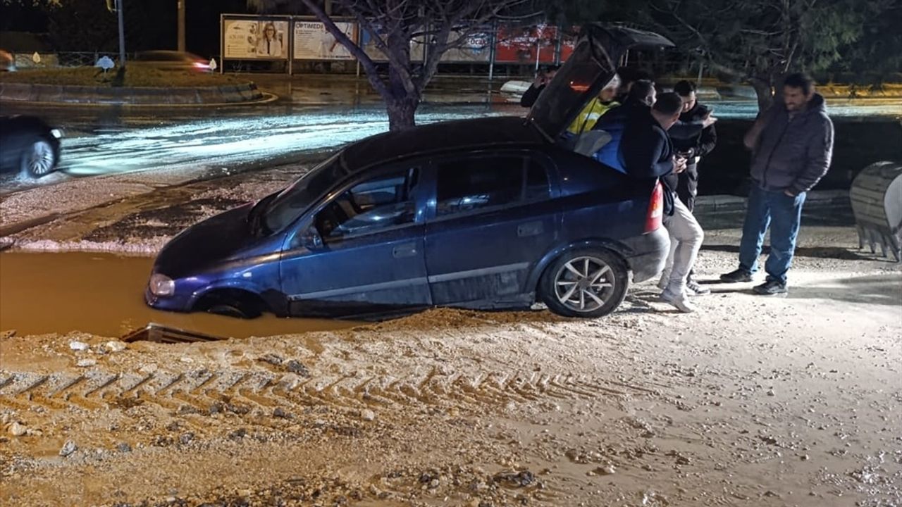 Tekirdağ'da İçme Suyu Hattı Patladı, Otomobil Çukura Düştü