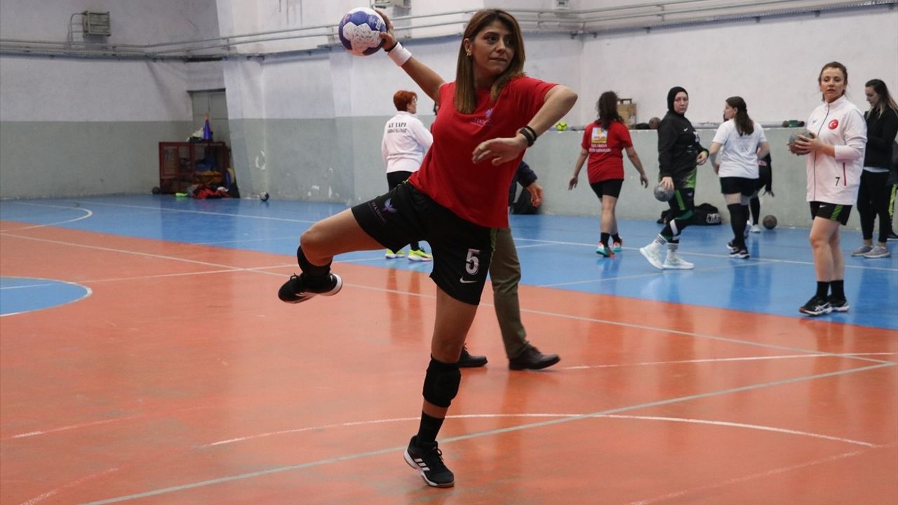 Tekirdağ'da Kadınlar Hentbol ile Stresi Atıyor