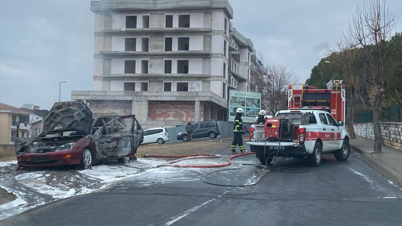 Tekirdağ'da Seyir Halindeki Otomobil Yanarak Küle Döndü