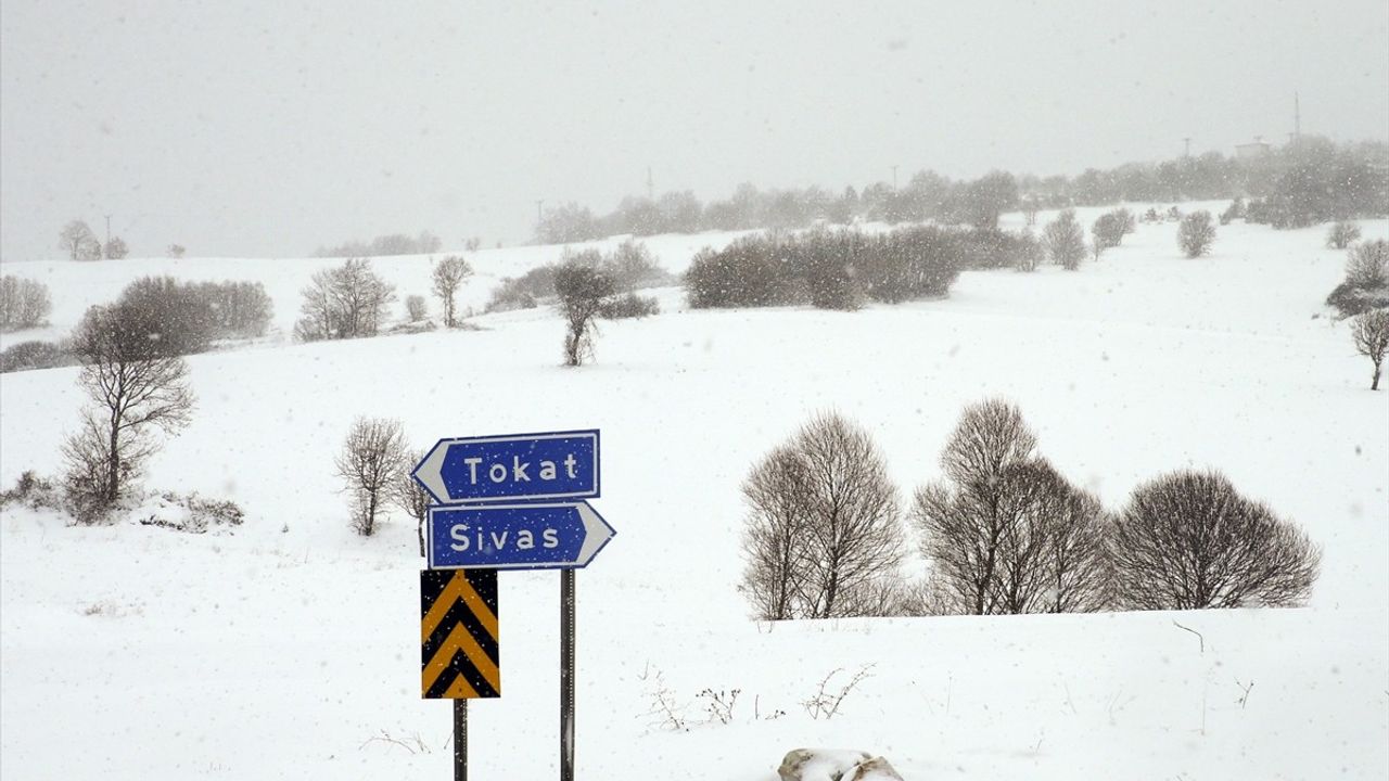 Tokat-Sivas Kara Yolunda Kar Yağışı Etkili