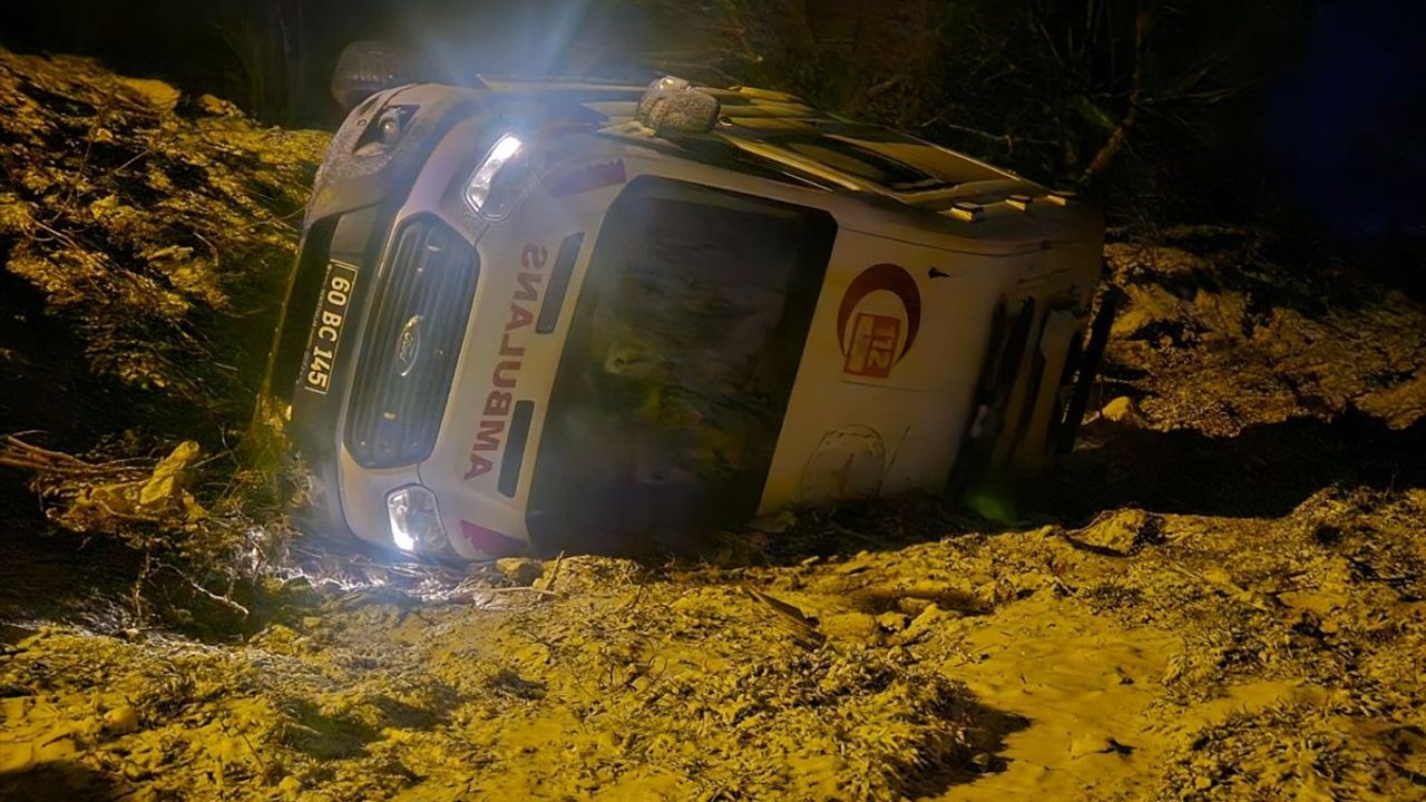 Tokat'ta Ambulans Devrildi, Sürücü Yaralandı