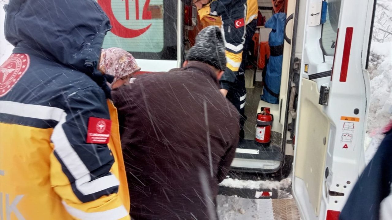 Tokat'ta Kar Yağışı Nedeniyle Hasta Hastaneye Kaldırıldı