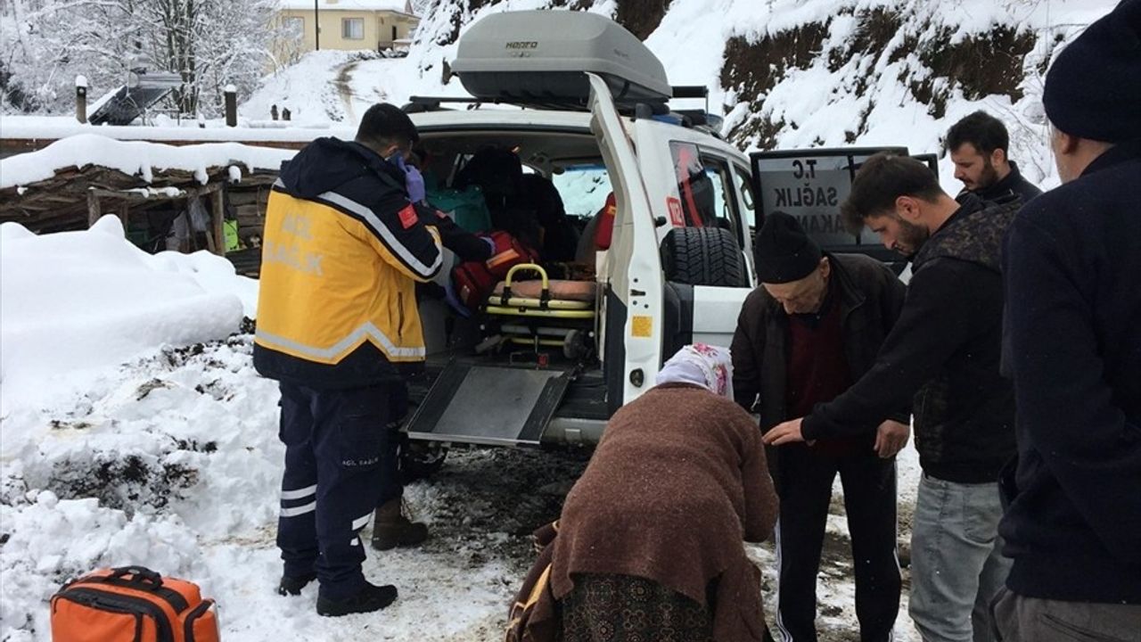 Tokat'ta Köye Ulaşım Açıldı, Kalp Hastası Hastaneye Kaldırıldı