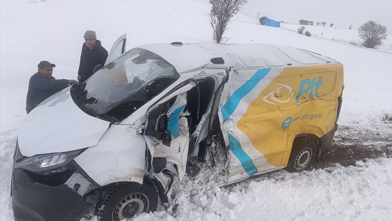 Tokat'ta Yük Treni Minibüse Çarptı: Bir Yaralı