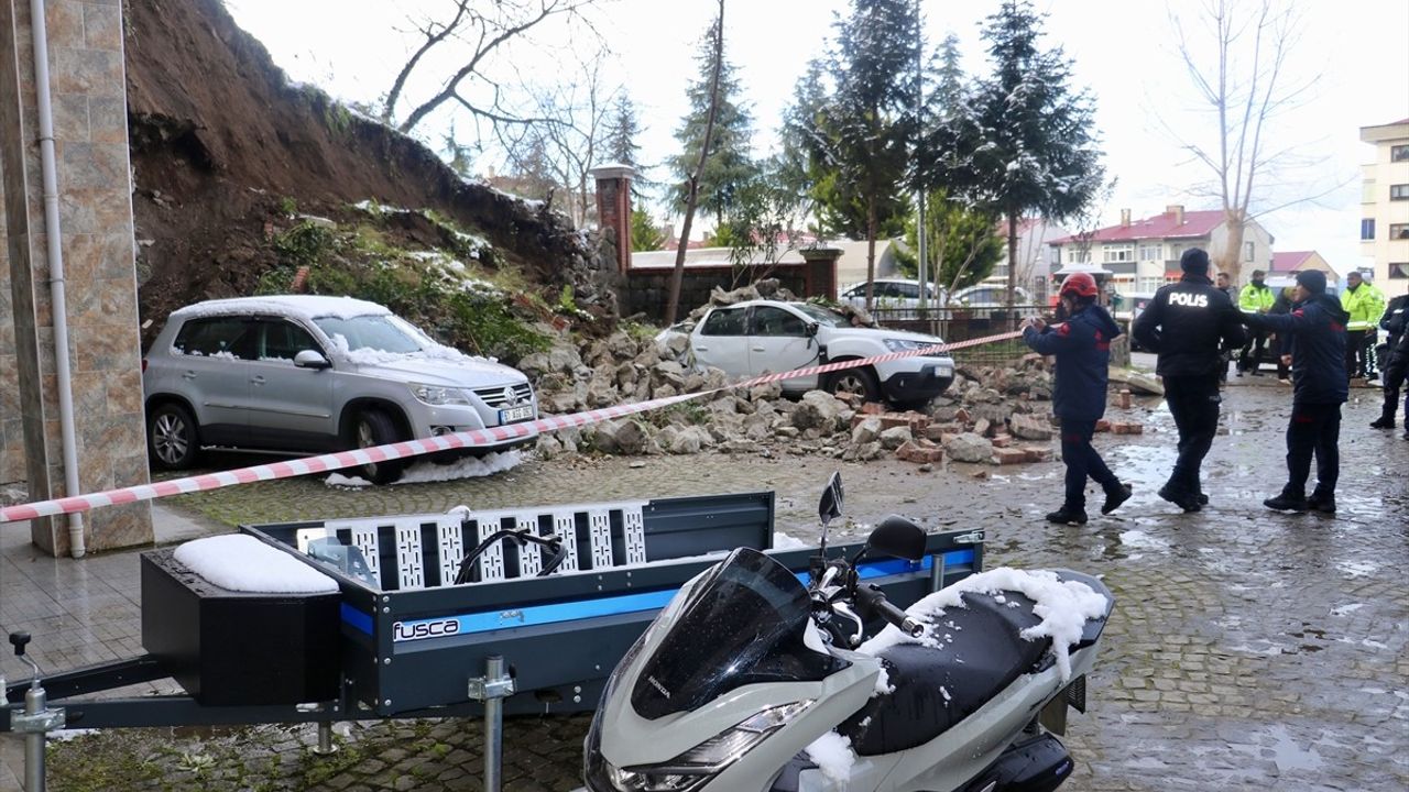 Trabzon'da İstinat Duvarı Çöktü: Sürücü Saniyelerle Kurtuldu