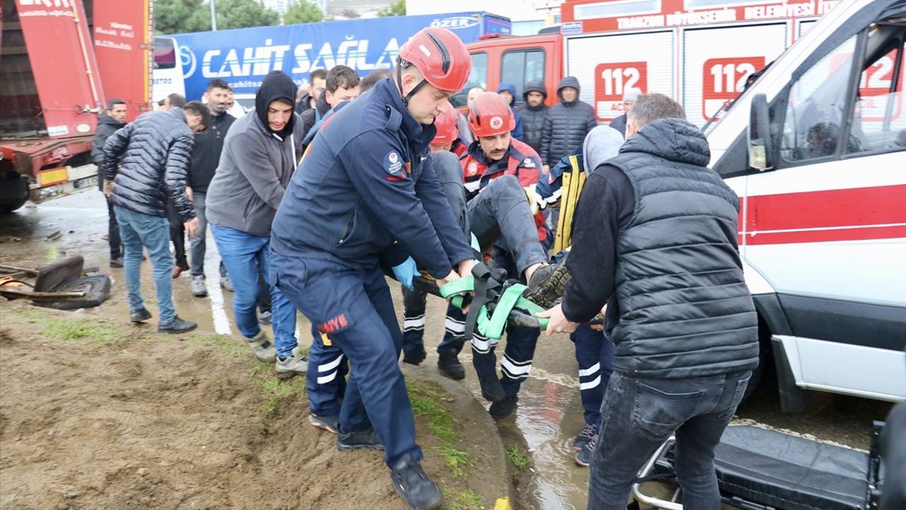 Trabzon'da Yol Süpürme Aracı Devrildi, Bir İşçi Yaralandı