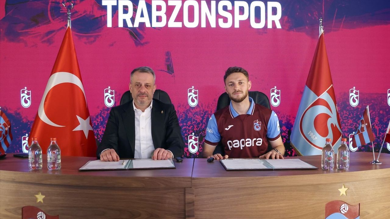 Trabzonspor'da Mustafa Eskihellaç İmza Töreni Düzenlendi