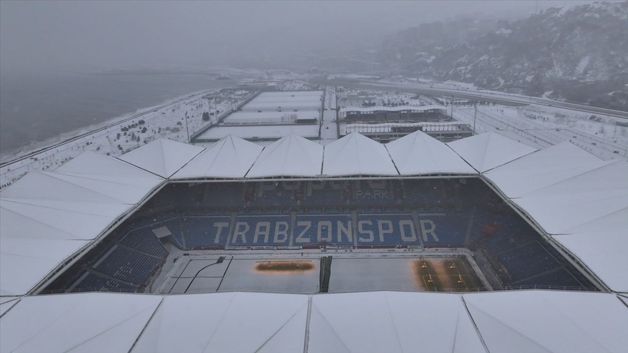 Trabzonspor ve Gaziantep FK Maçında Kar Yağışı Etkili Oluyor