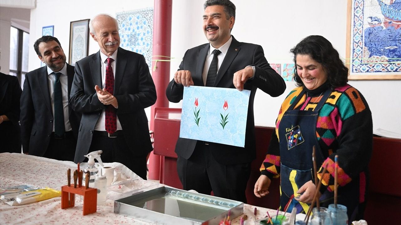 Trakya Üniversitesinde Ebru Sanatı Karma Sergisi