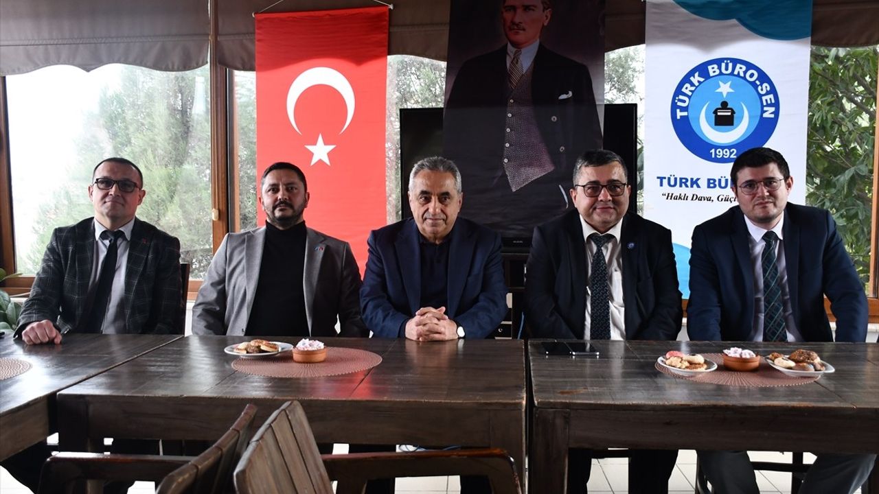 Türk Büro-Sen Genel Başkanı Güney Bilecik'te İstişare Toplantısı Düzenledi