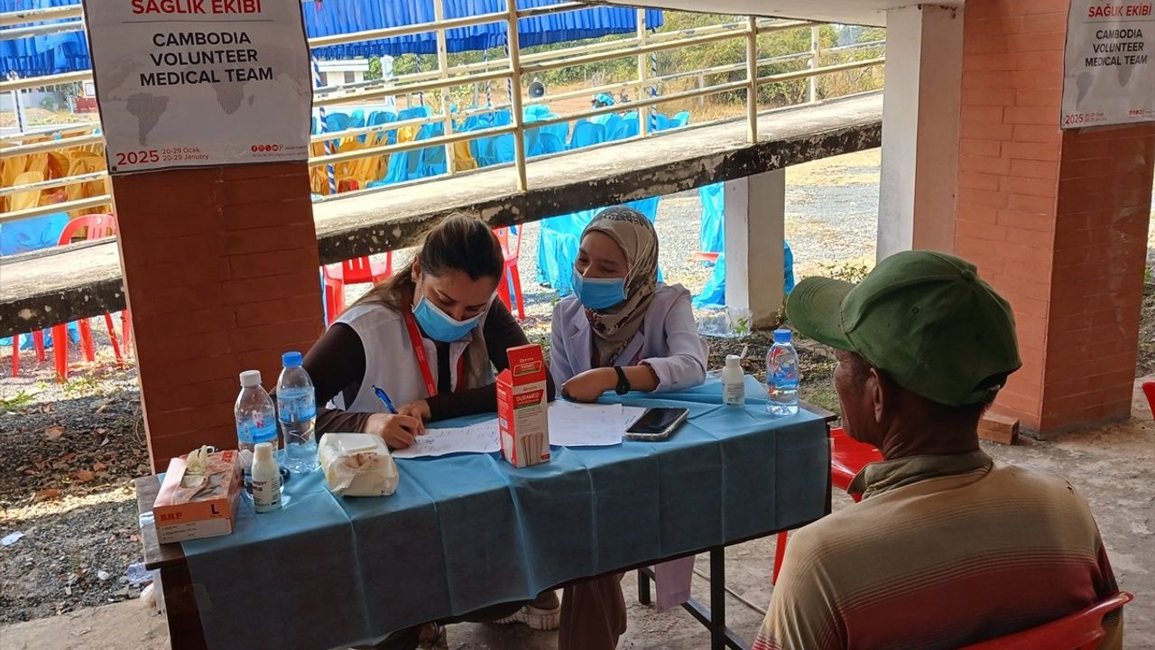 Türk Doktorlar Kamboçya'da Sağlık Taramaları Gerçekleştirdi