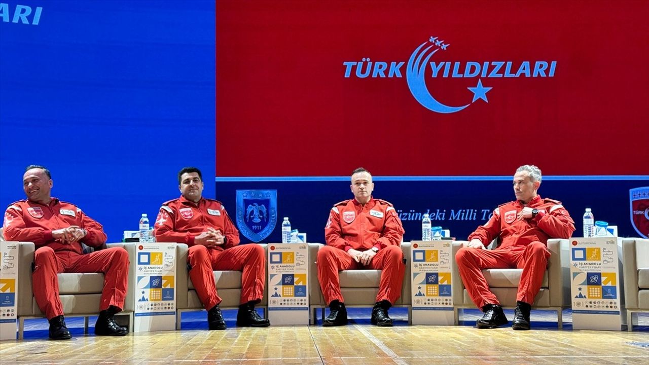 Türk Yıldızları Ekibi İKAF'25'te Gençlerle Buluştu