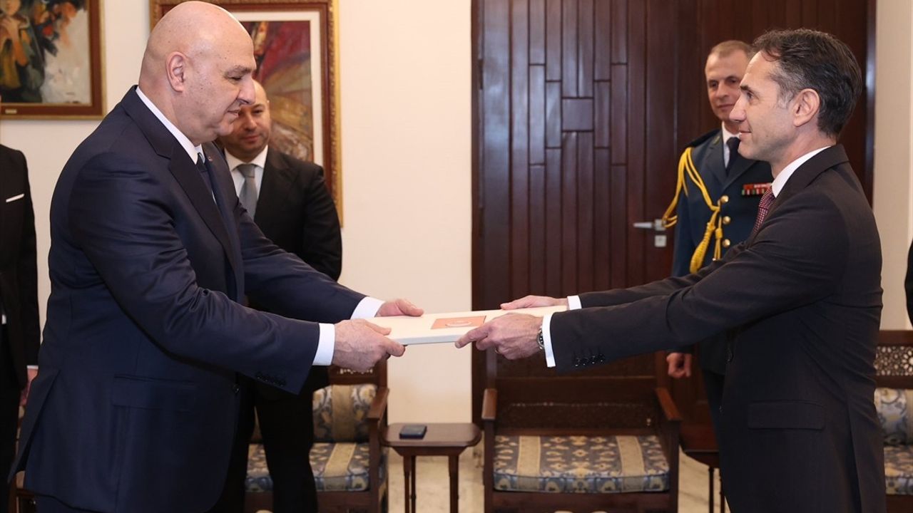 Türkiye'nin Beyrut Büyükelçisi Lütem, Lübnan Cumhurbaşkanı Avn'a Güven Mektubunu Sundurdu