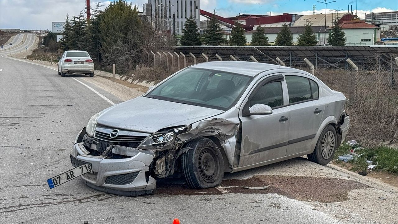 Uşak'ta Trafik Kazası: İki Sürücü Yaralandı