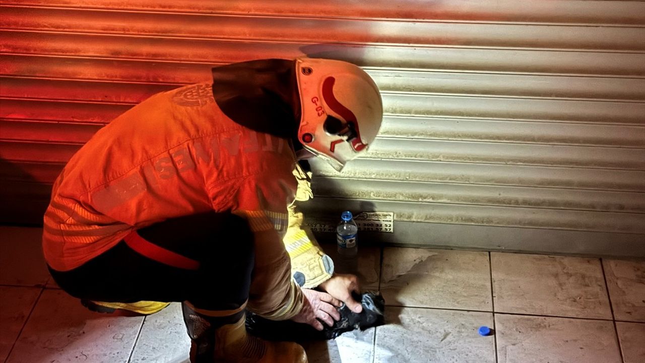 Üsküdar'daki Yangında İki Kişi Dumandan Etkilendi