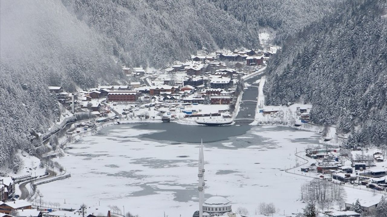 Uzungöl'de Buz Tutmuş Manzara