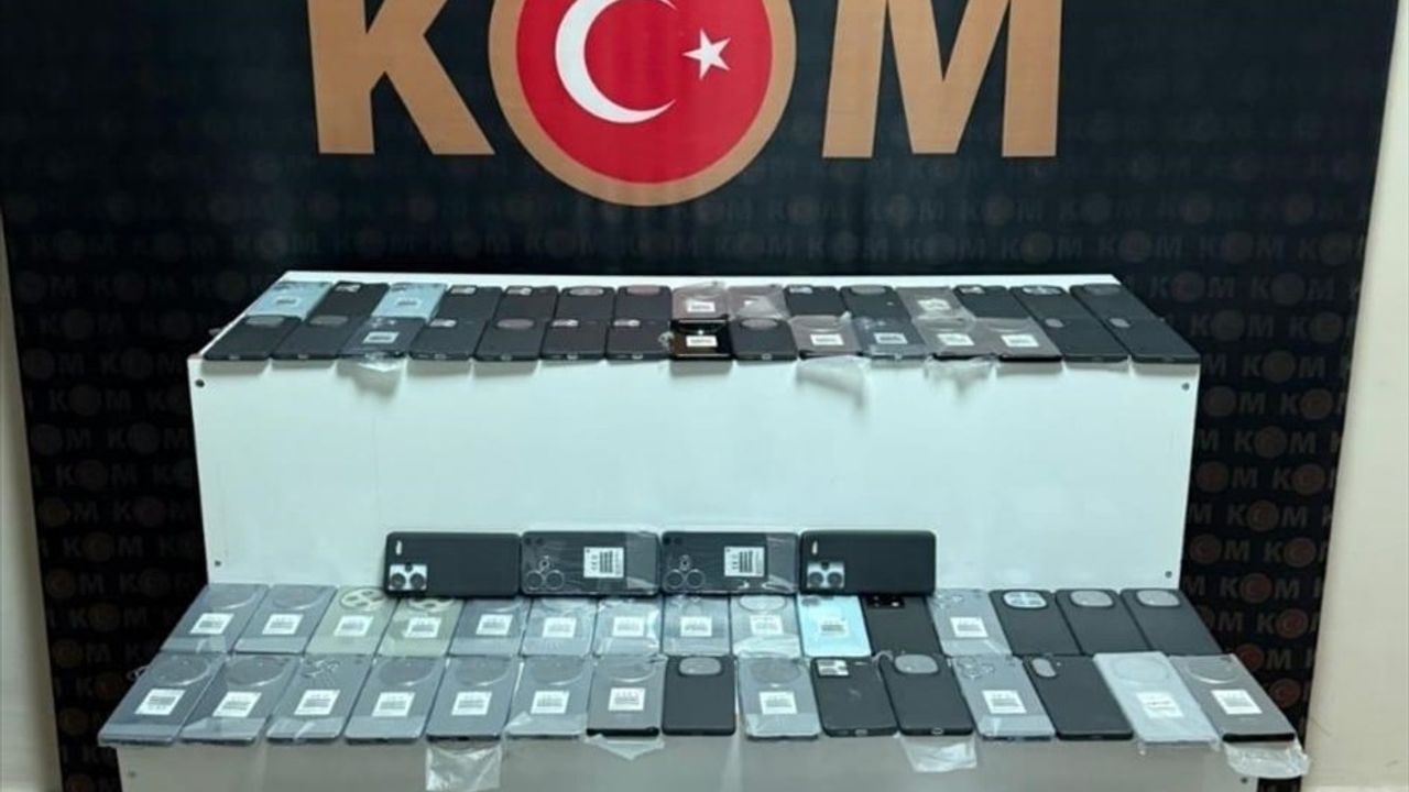 Van'da 94 Kaçak Cep Telefonu Ele Geçirildi