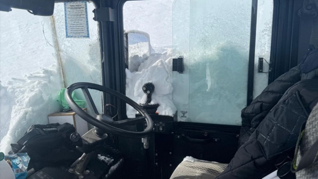 Van'da Çığ Düşen İş Makinesi Kurtarıldı
