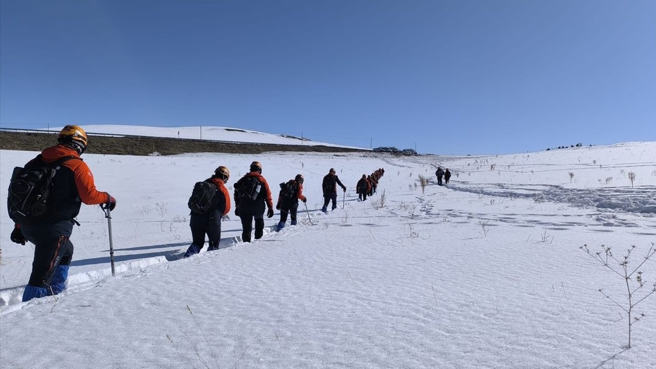 Van'da Çığda Arama Kurtarma Eğitimleri Devam Ediyor