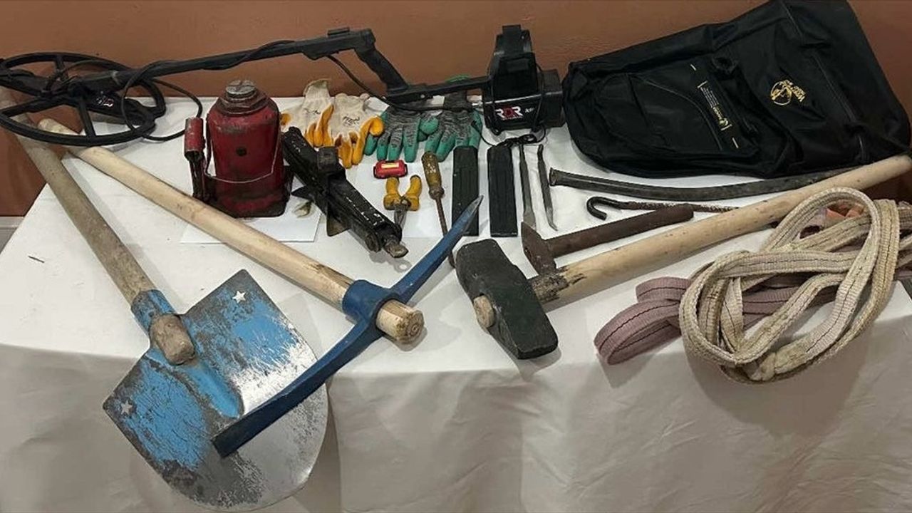 Van'da Kaçak Kazı Operasyonu: 4 Kişi Suçüstü Yakalandı