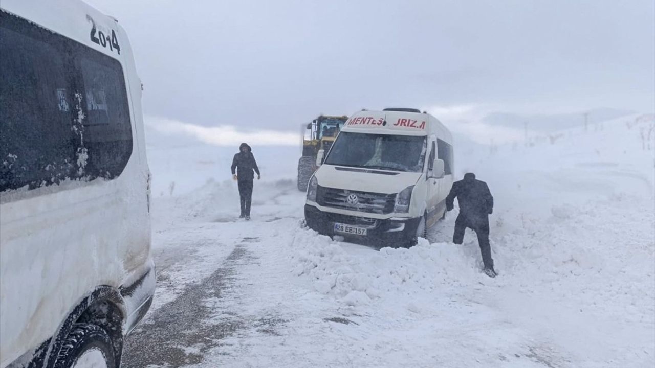 Van'da Kar Nedeniyle Mahsur Kalan Öğrenciler Kurtarıldı