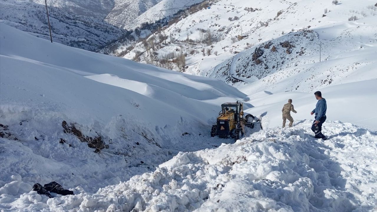 Van'da Kaza Geçiren İş Makinesi Operatörü Hastaneye Helikopterle Ulaştı