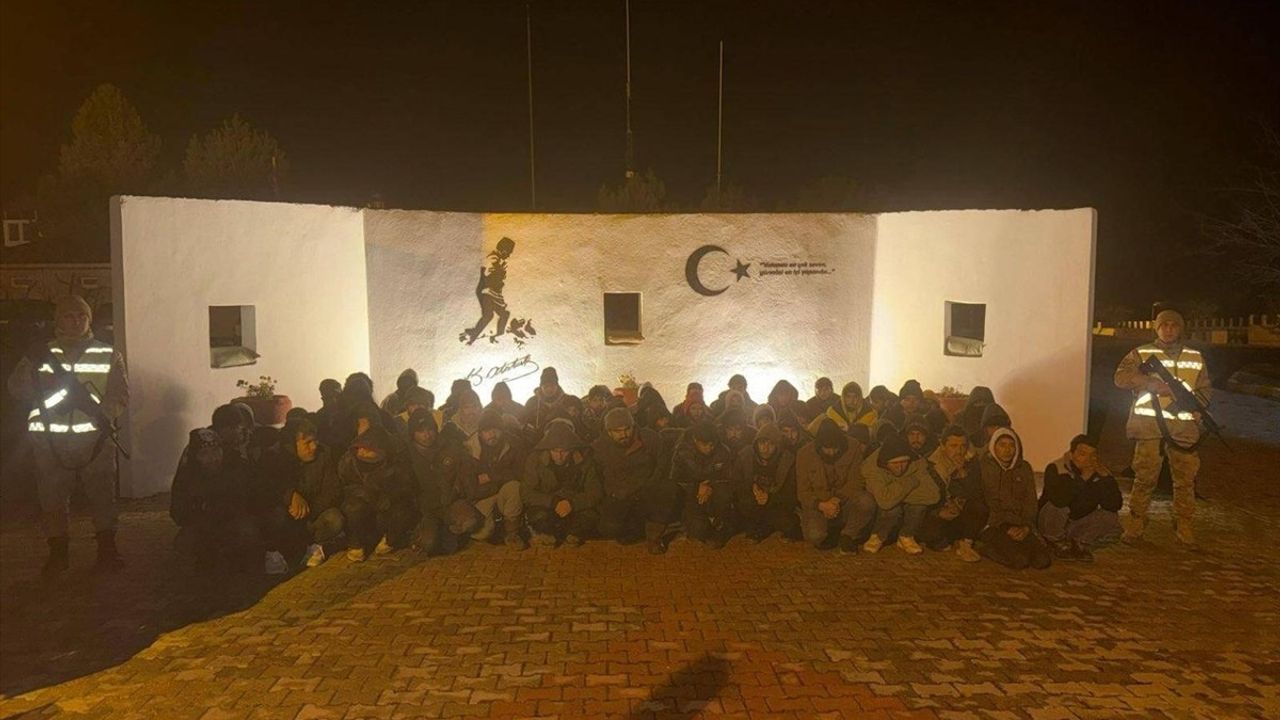 Van'da Tırın Dorsesinde 69 Düzensiz Göçmen Yakalandı