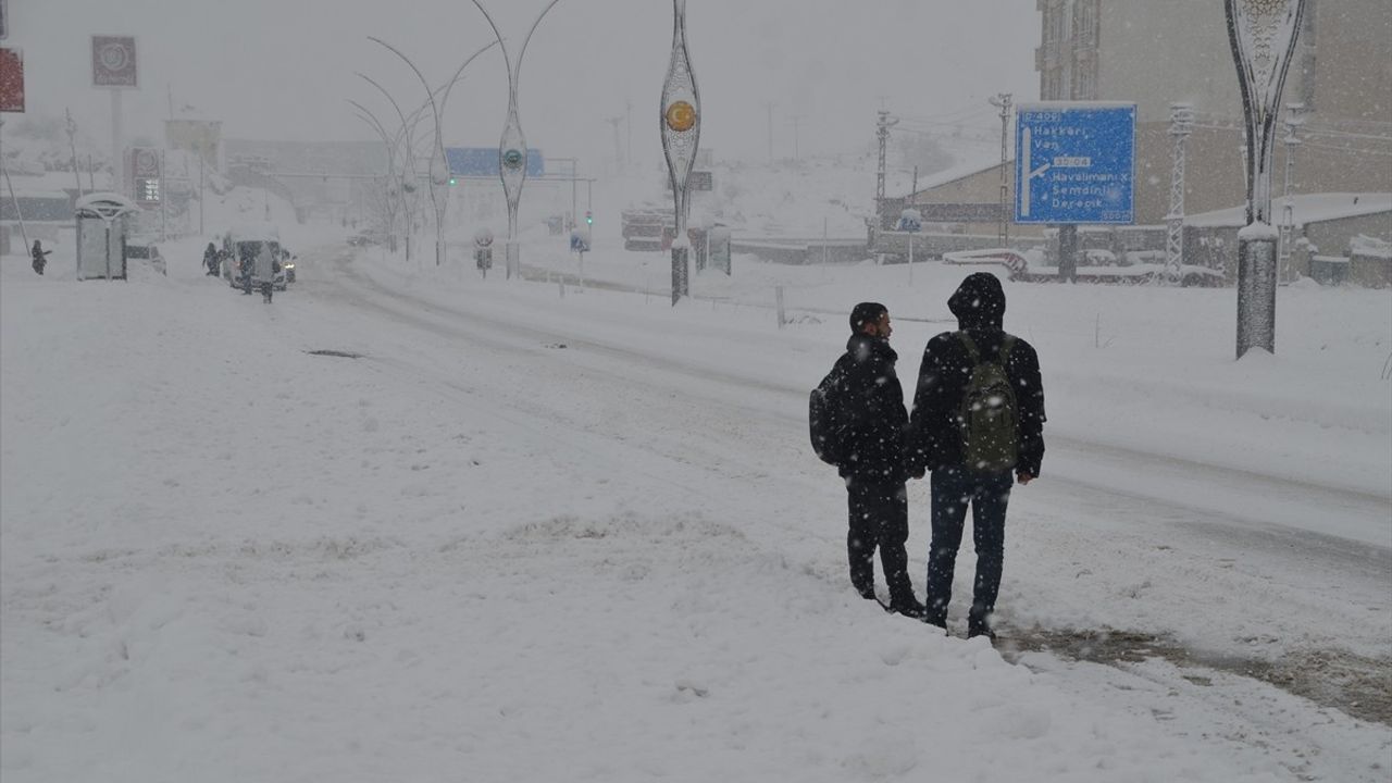 Van, Hakkari, Muş ve Bitlis'te 398 Yerleşim Yeri Ulaşıma Kapandı