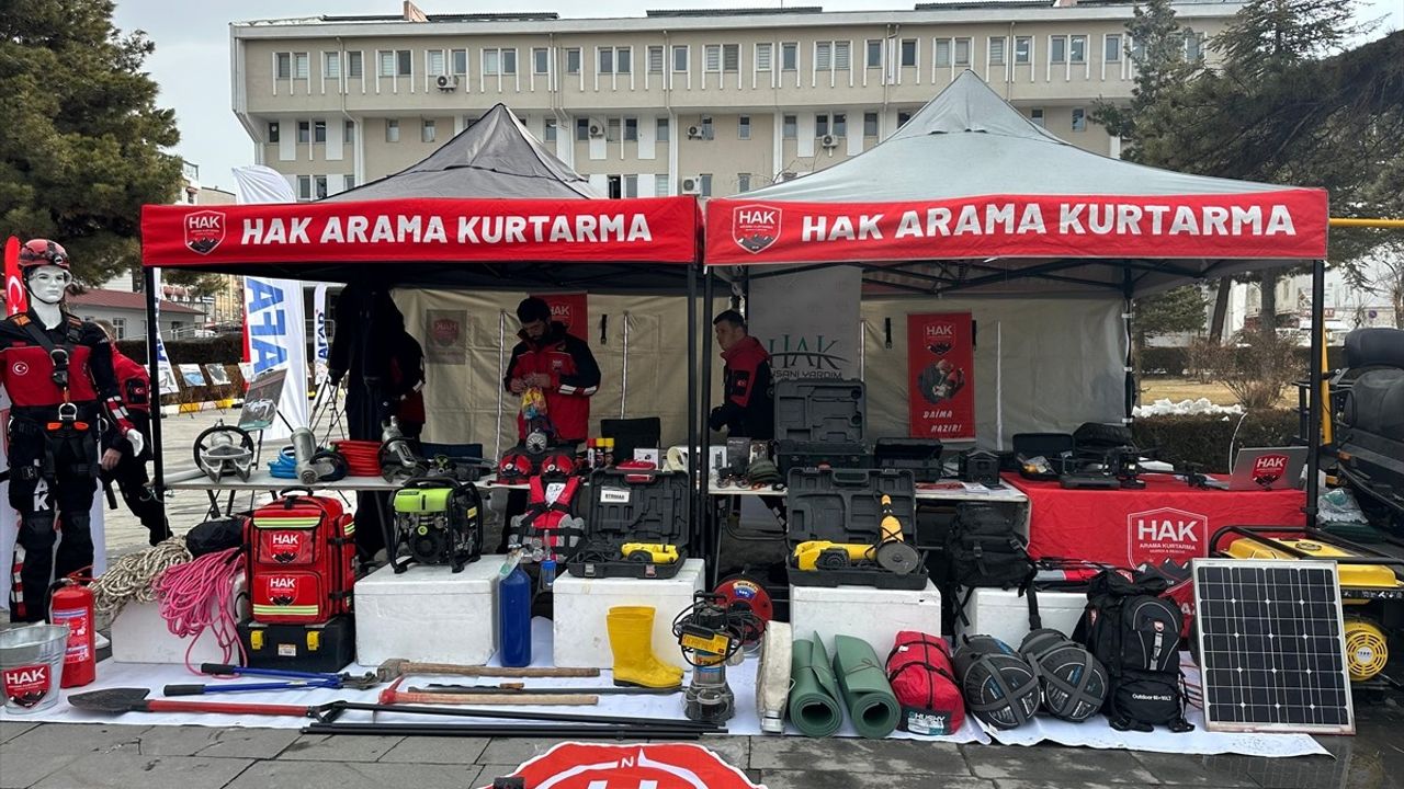 Van ve Bitlis'te 6 Şubat Depremlerinin Yıl Dönümünde Etkinlikler Düzenlendi