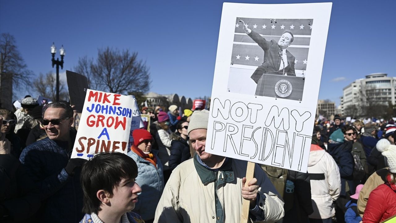 Washington'da Trump ve Musk Protesto Edildi