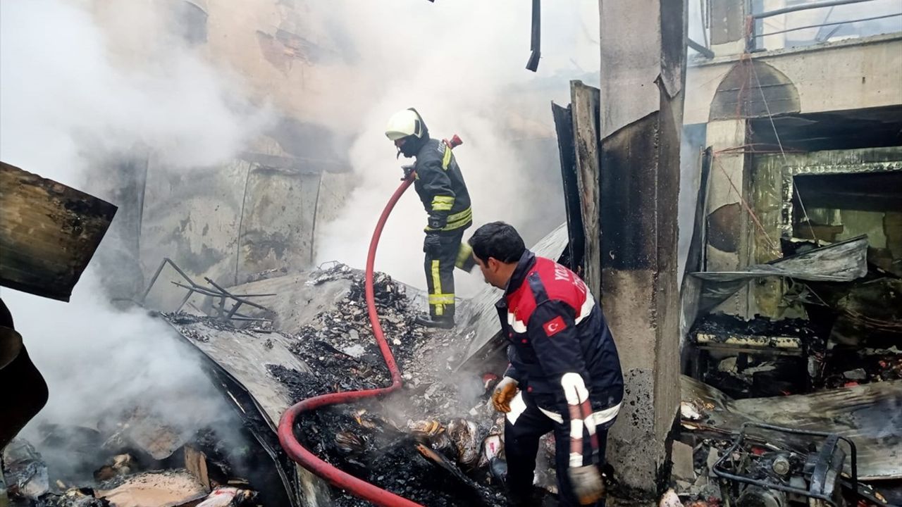 Yozgat'ta Tavuk Deposunda Yangın Kontrol Altına Alındı