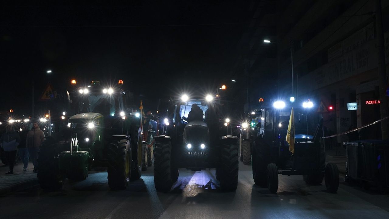 Yunanistan'da Çiftçiler Traktörleriyle Hükümete Eylem Düzenledi