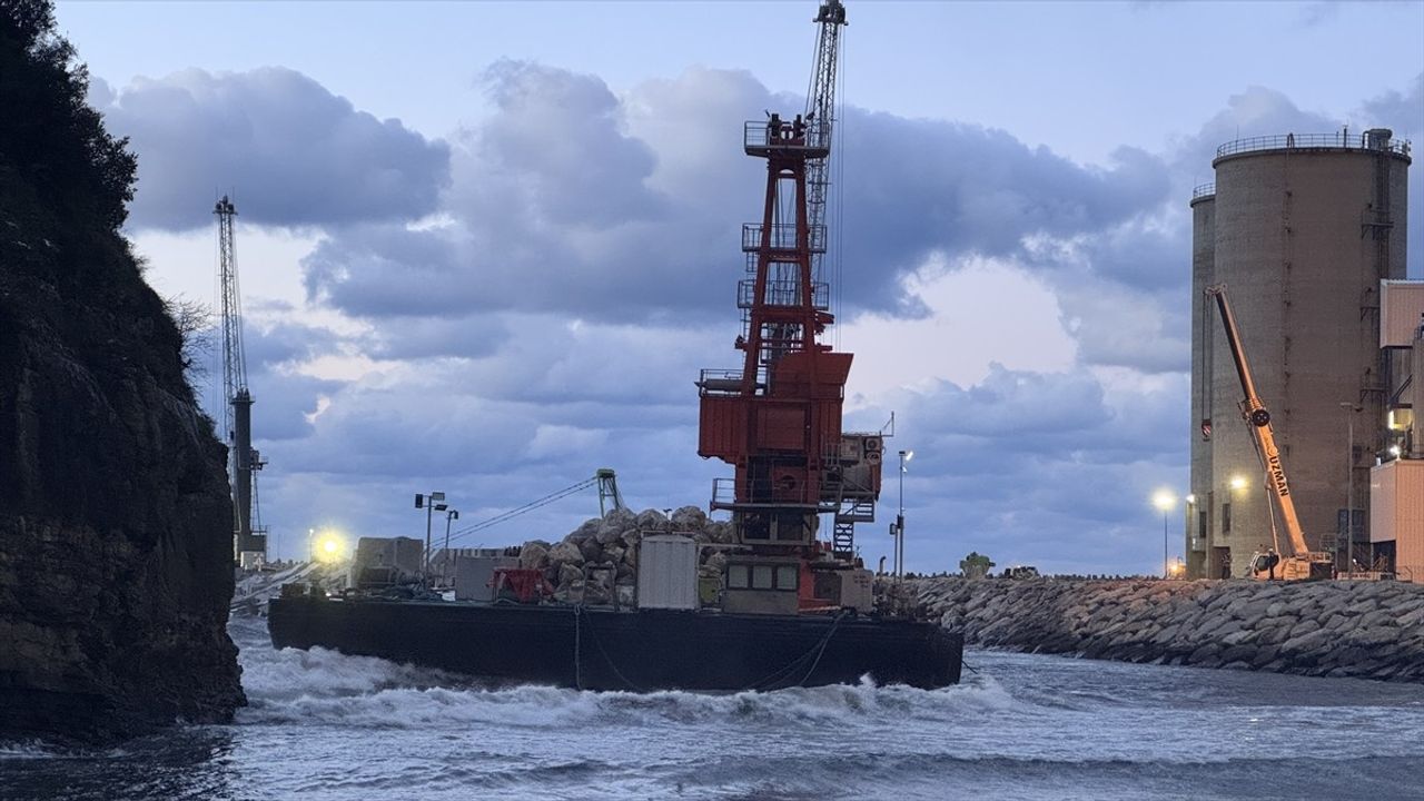 Zonguldak'ta Halatları Kopan Yüzer Vinçte Mahsur Kalan 5 Kişi Kurtarıldı