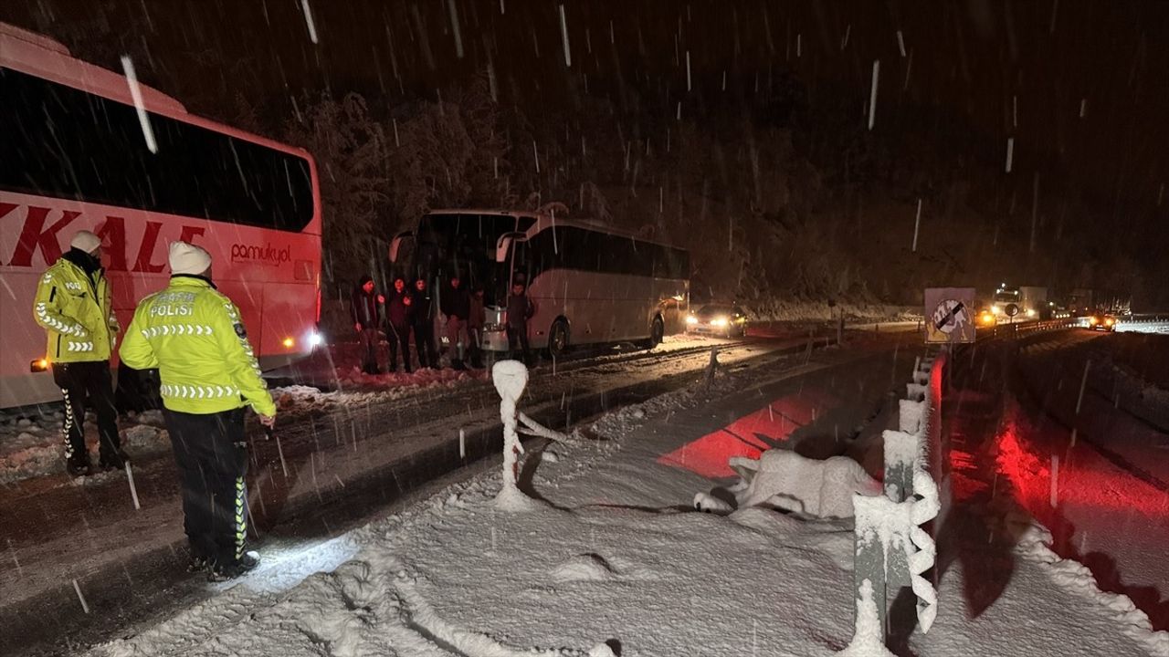 Zonguldak'ta Kar Yağışı Ulaşımı Zorlaştırıyor