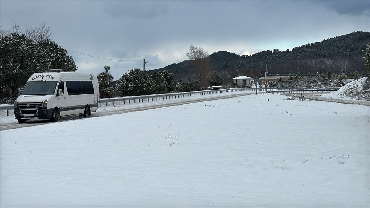 Zonguldak ve Bartın'da Kar Nedeniyle 28 Köy Yolu Ulaşıma Kapandı