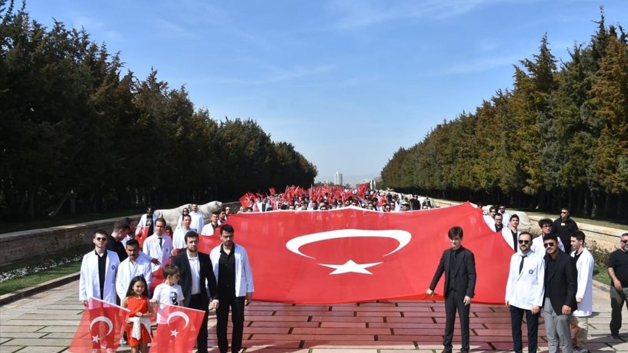 14 Mart Tıbbiyeliler Derneği Anıtkabir'i Ziyaret Etti