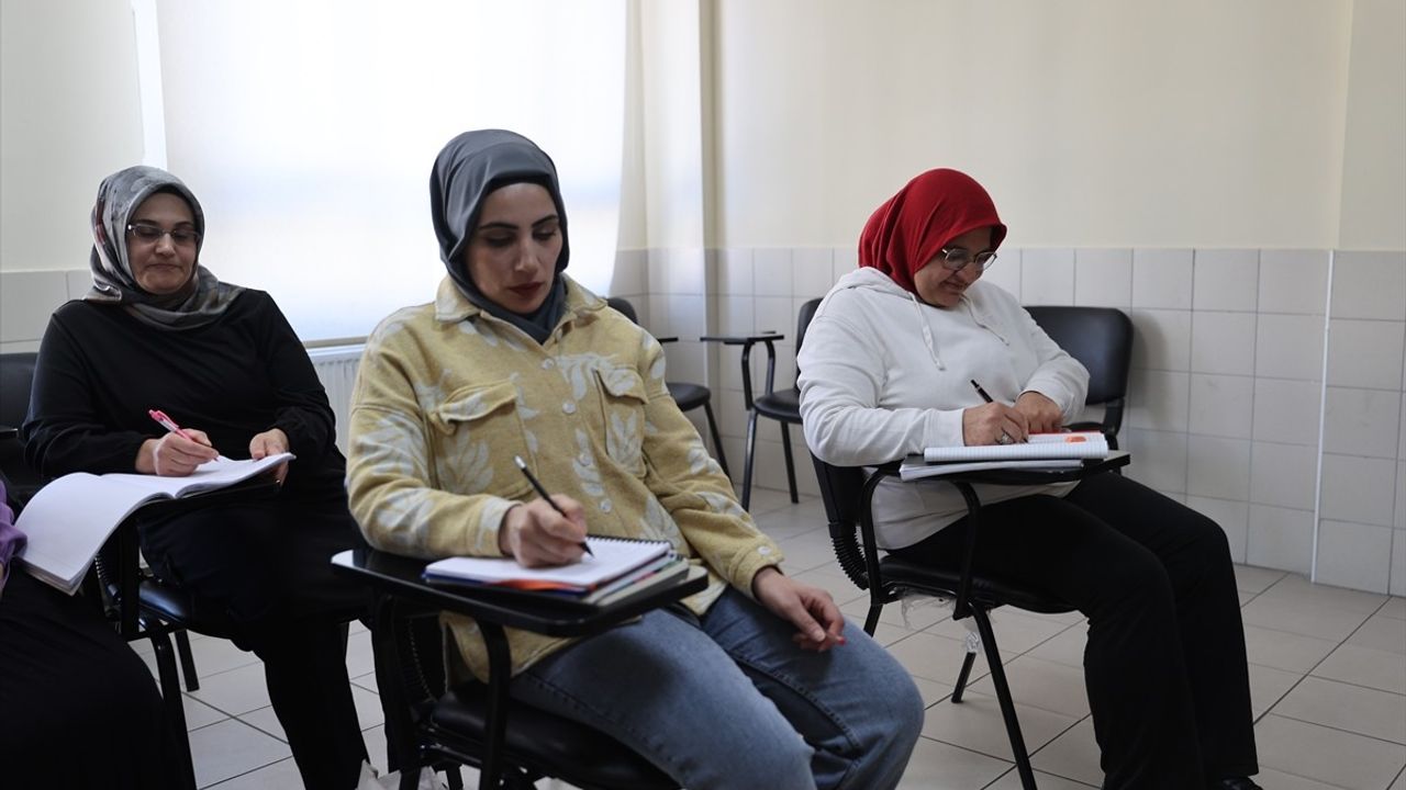 46 Yaşındaki Anne, Okuma Yazma Öğrenerek Çocuklarına Destek Oluyor