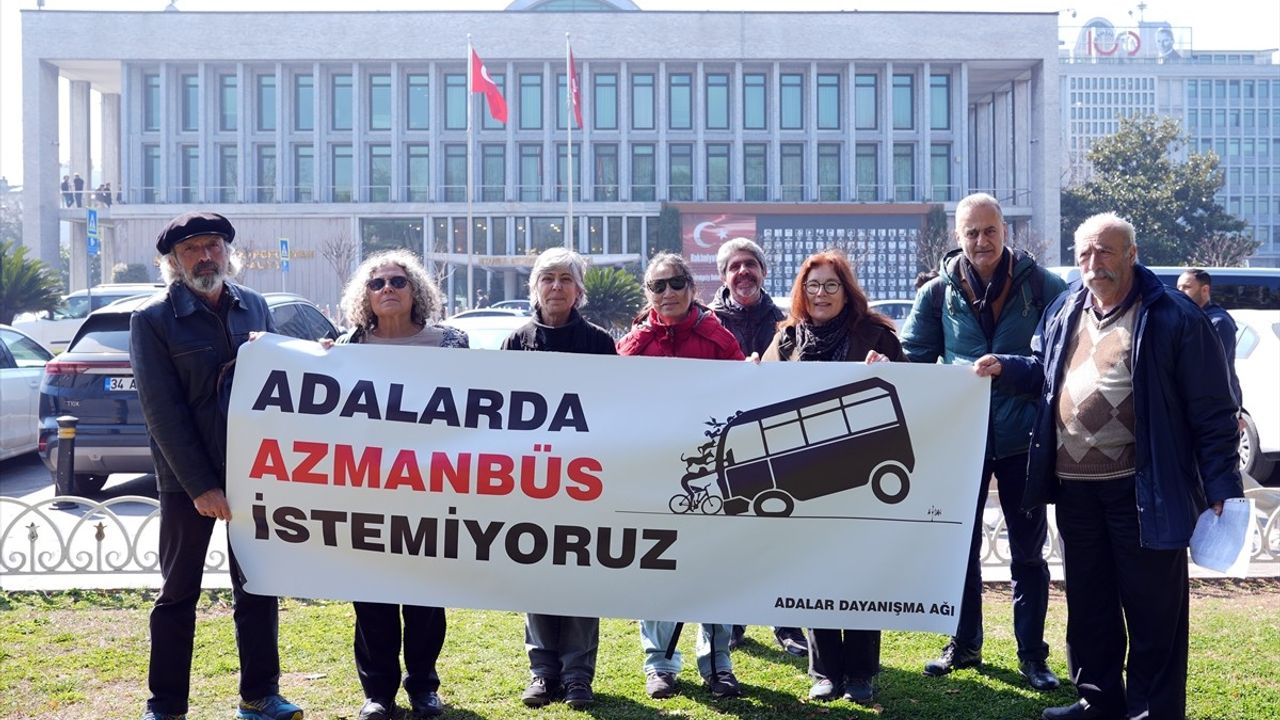 Adalılar, İBB Önünde "Azmanbüs" Protestosu Düzenledi