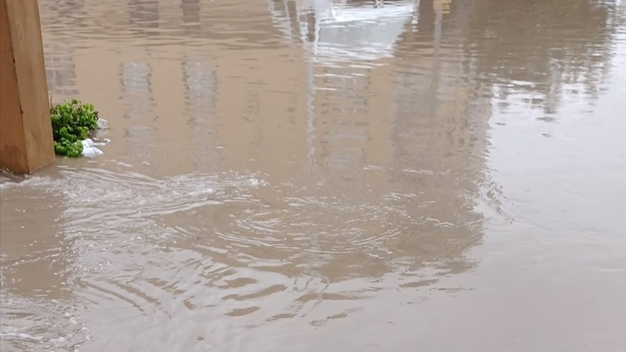 Adana'da Sağanak Yağışta Arızalanan Servisteki Öğrenciler Kurtarıldı