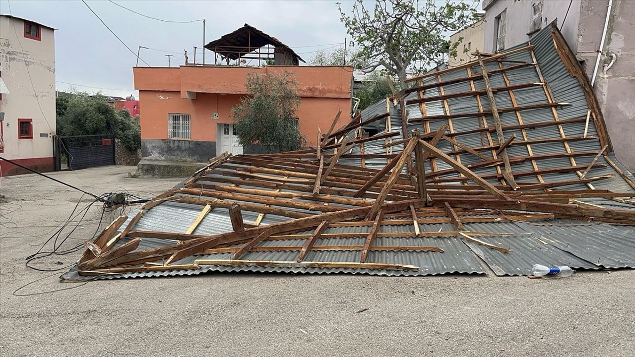 Adana'da Şiddetli Rüzgar Evi Vurdu