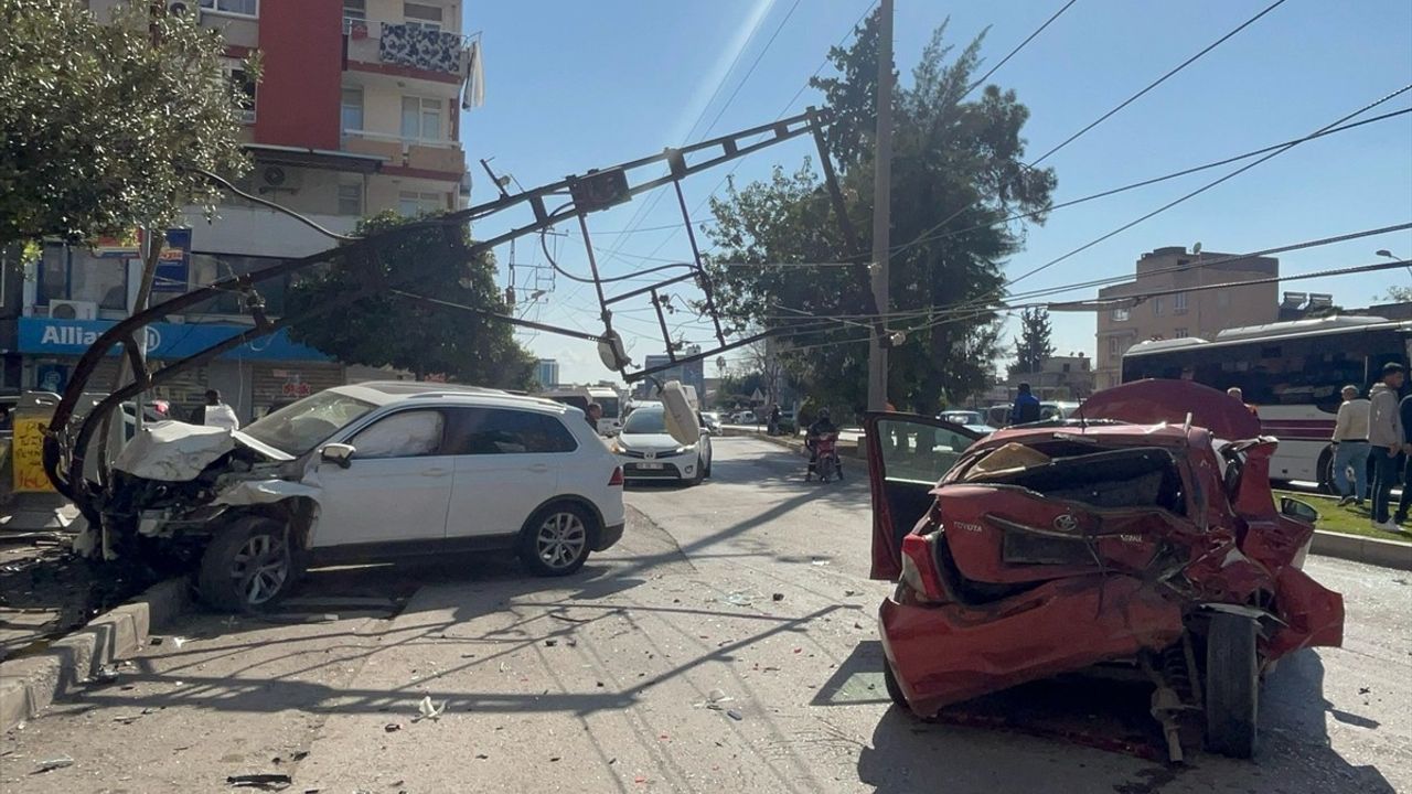 Adana'da Zincirleme Trafik Kazası: 2 Yaralı