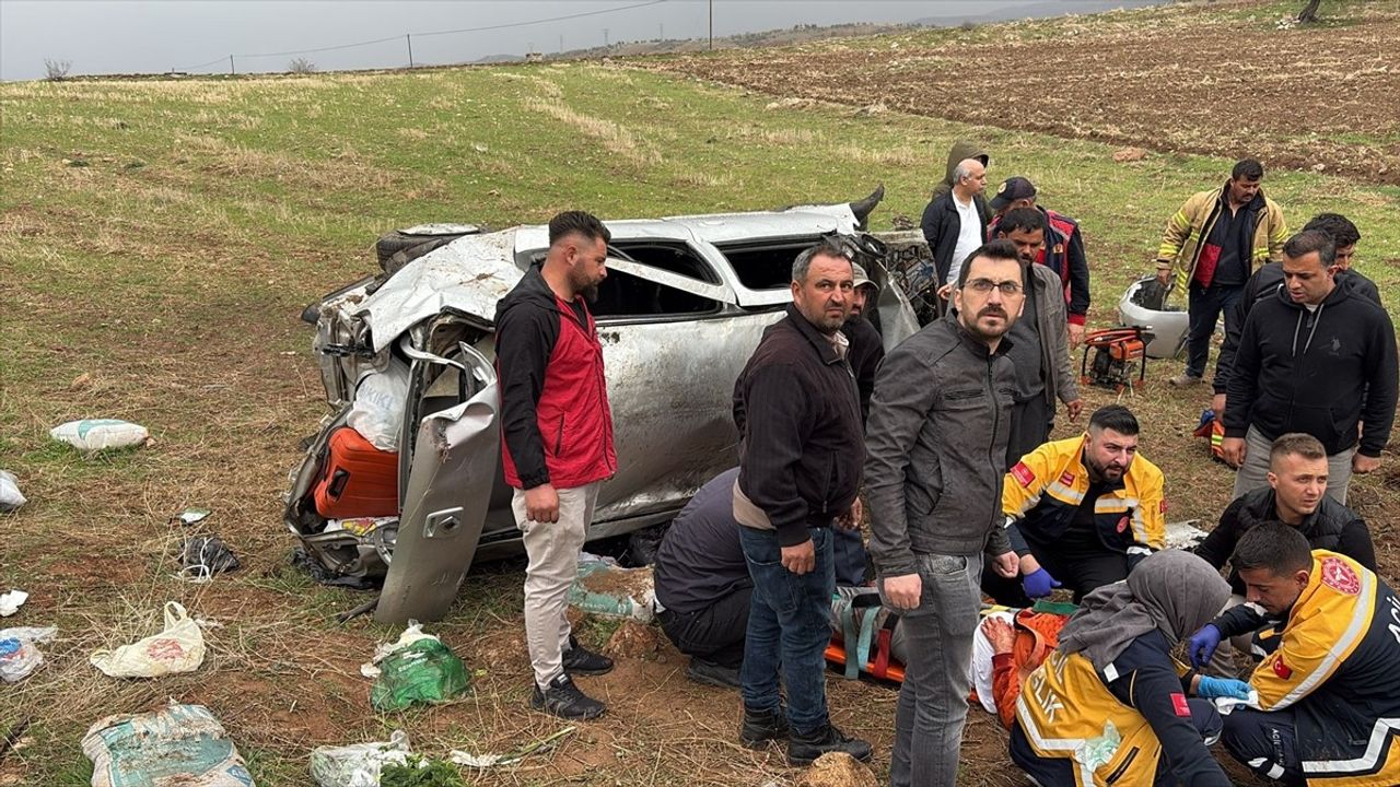 Adıyaman'da Devrilen Otomobil Kazasında 5 Yaralı
