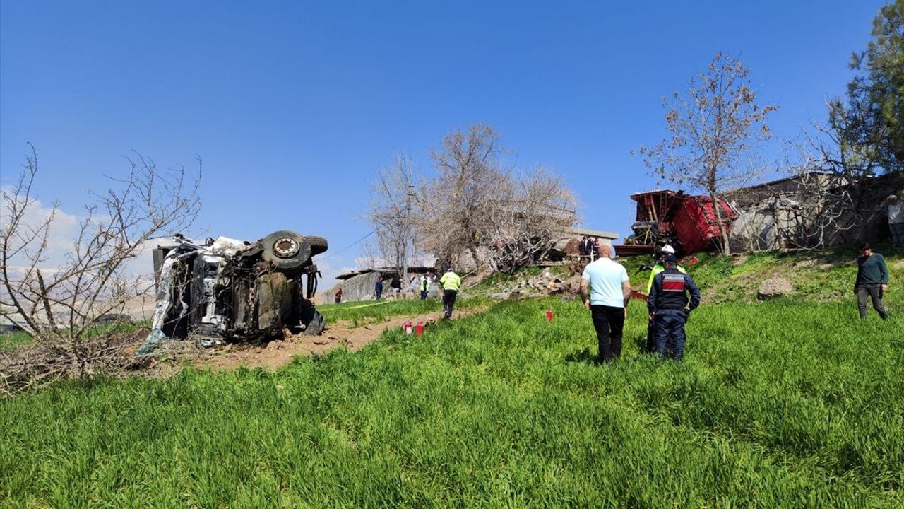 Adıyaman’da Kum Yüklü Kamyon Kazası: 1 Ölü, 1 Yaralı