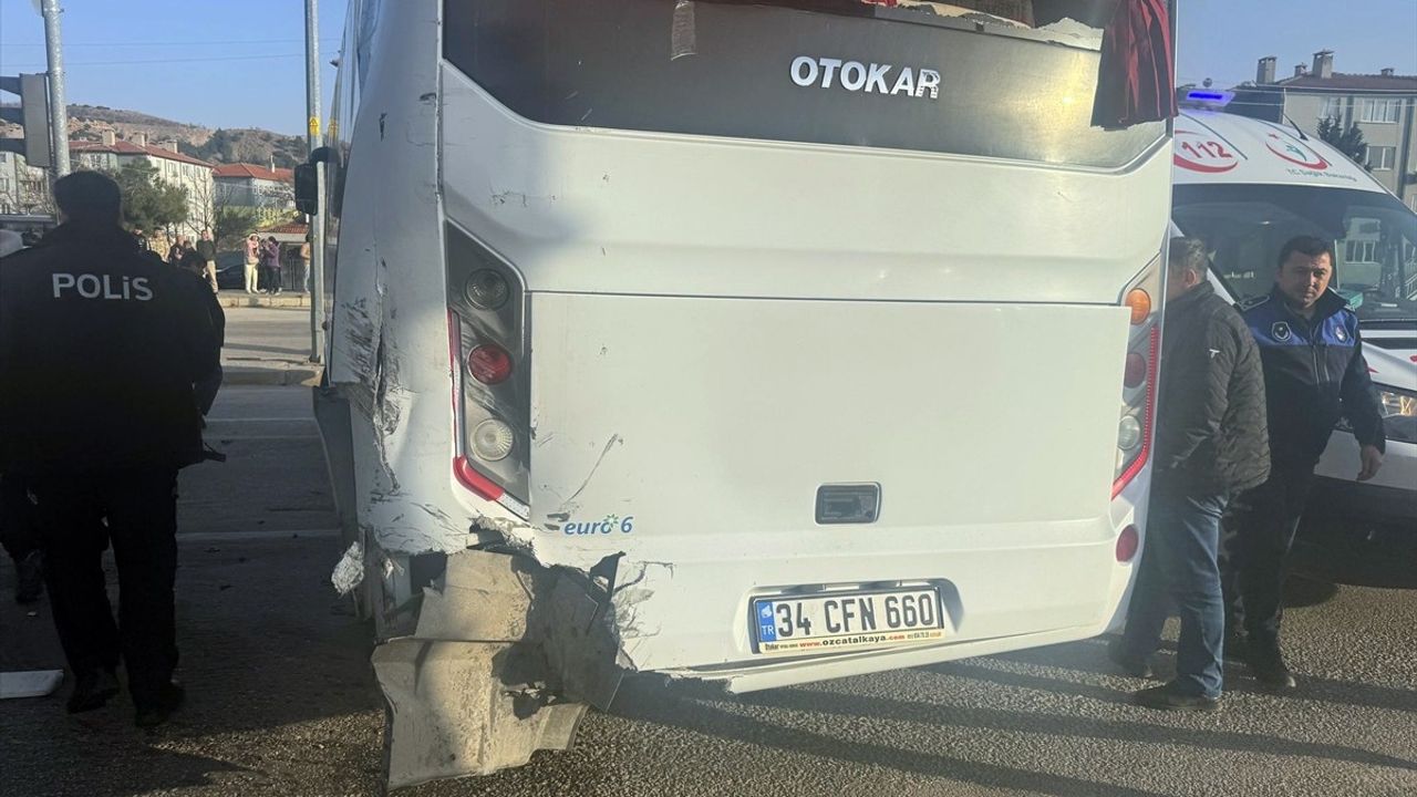 Afyonkarahisar'da Otobüs ile Tır Çarpıştı: 5 Yaralı