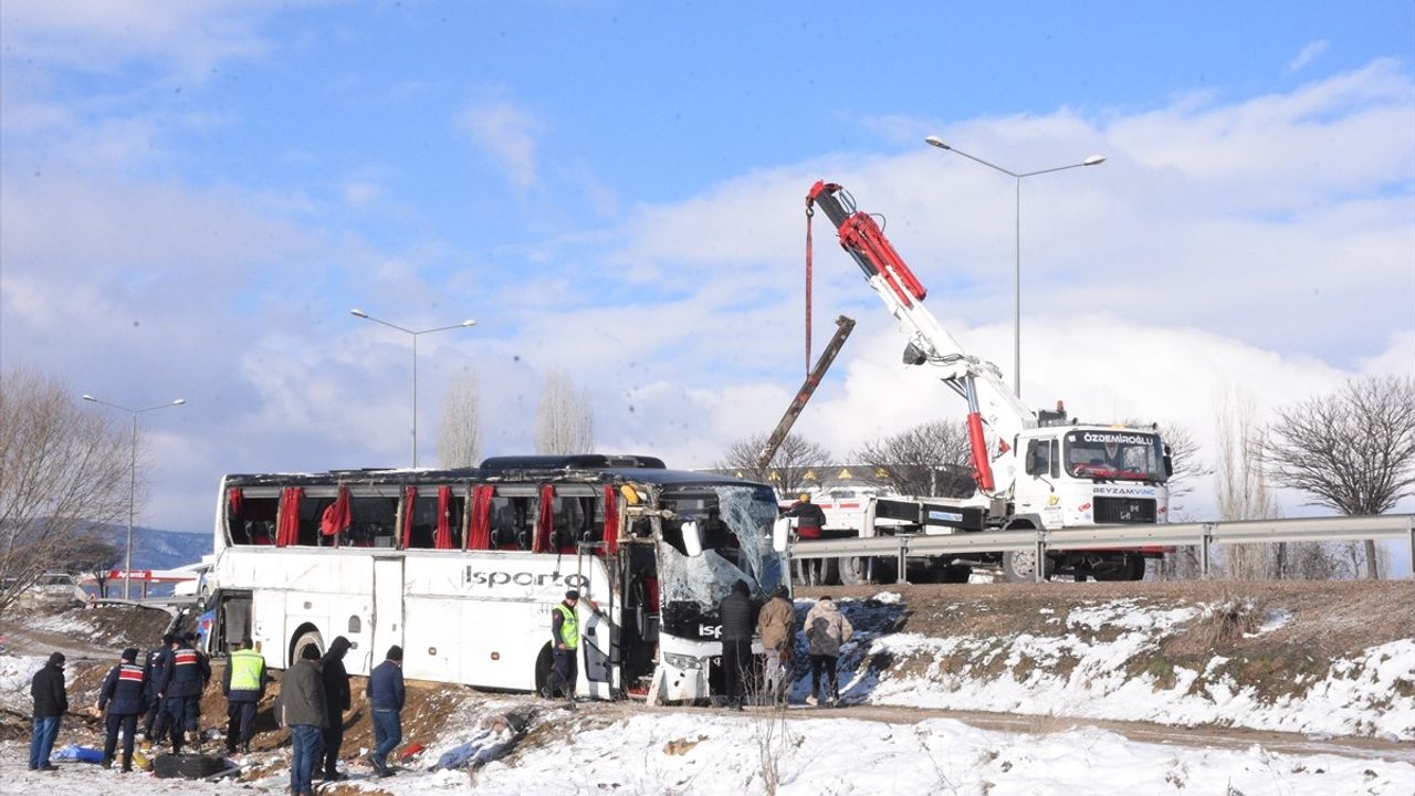 Afyonkarahisar'da Yolcu Otobüsü Devrildi: 1 Ölü, 25 Yaralı