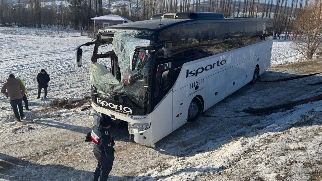 Afyonkarahisar'da Yolcu Otobüsü Devrildi: 1 Ölü, 25 Yaralı